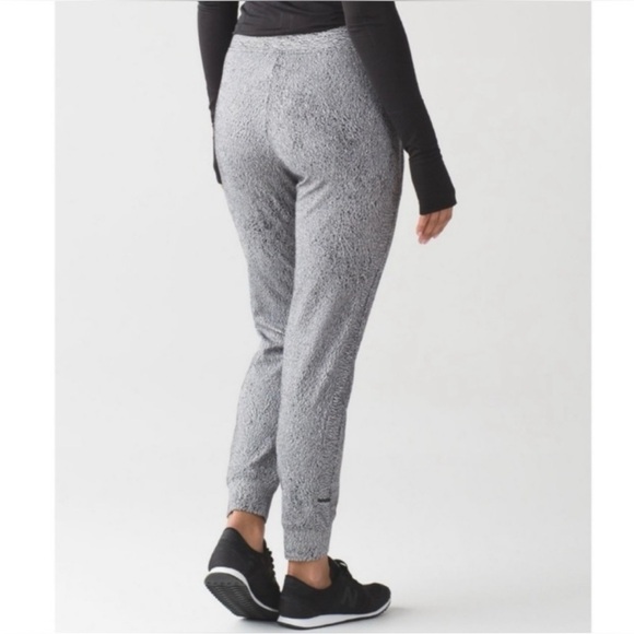 Lululemon Ready to Rulu Pant, Spray Jacquard Black & White Joggers, Size 6 - Picture 3 of 14